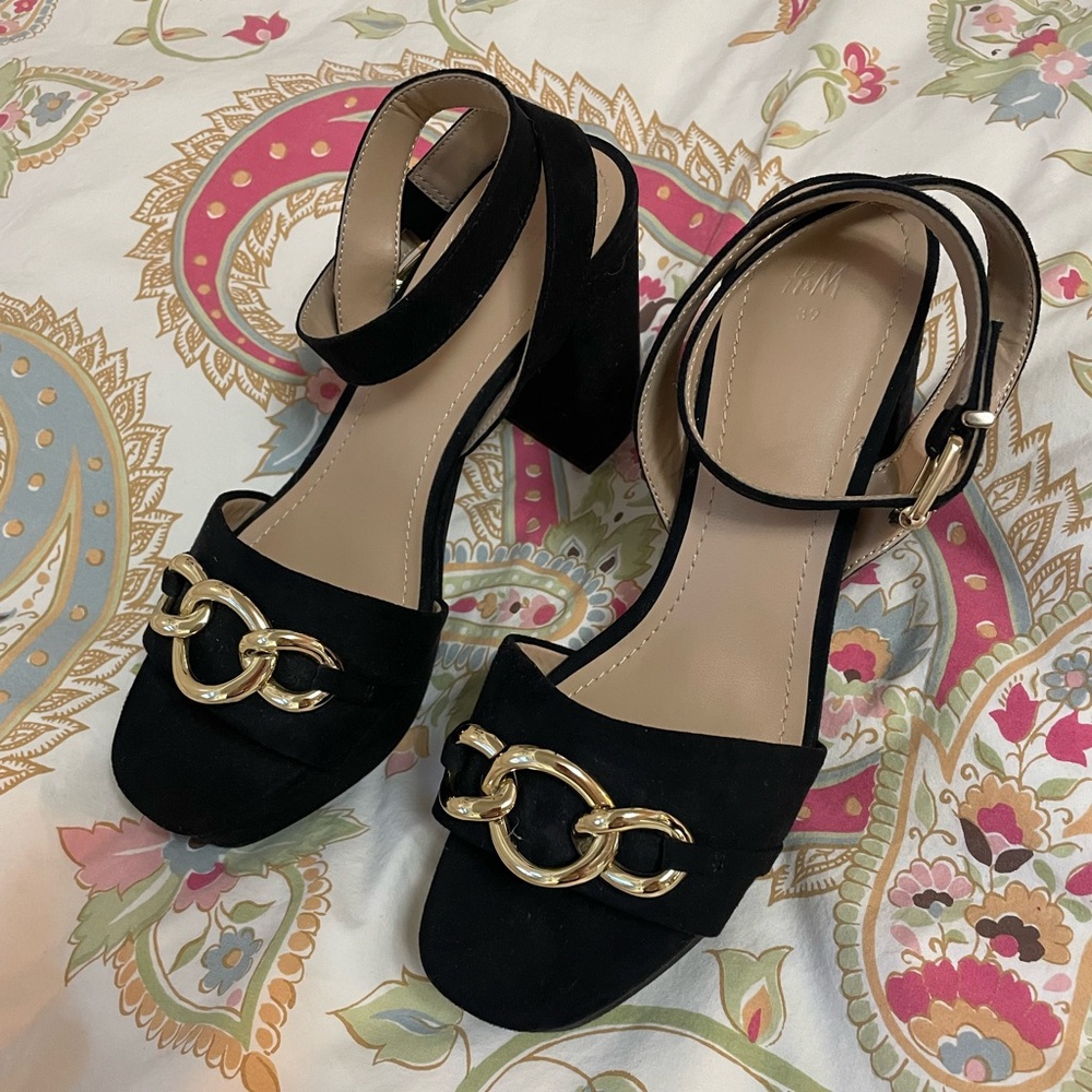 Cute H&M suede chunky heels with brass accent. Size 8/39 new without tags